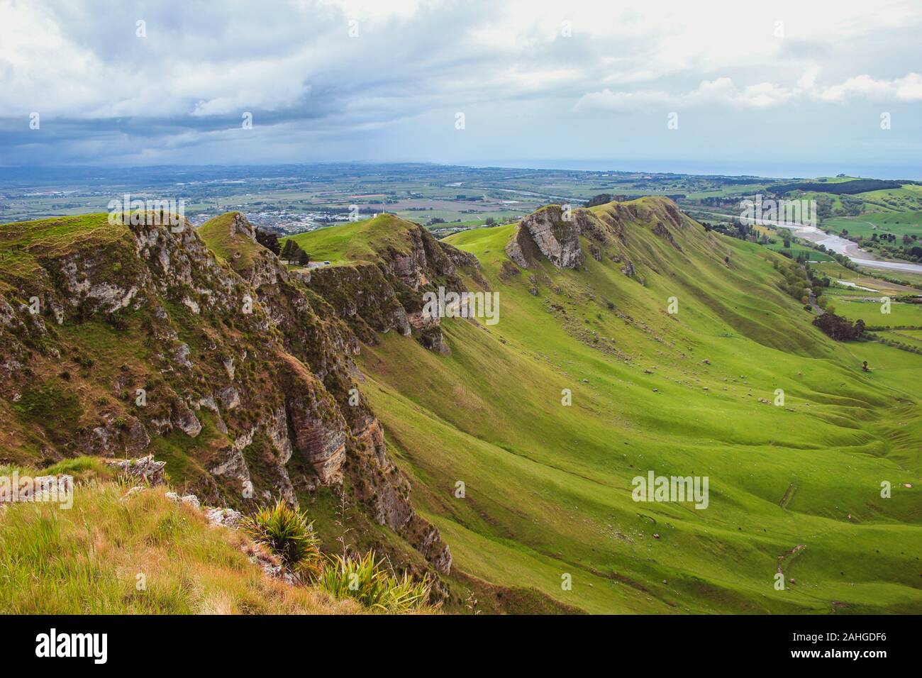 Vista su scenic valle verde da Te Mata picco in prossimità Hastings, Isola del nord, Nuova Zelanda Foto Stock