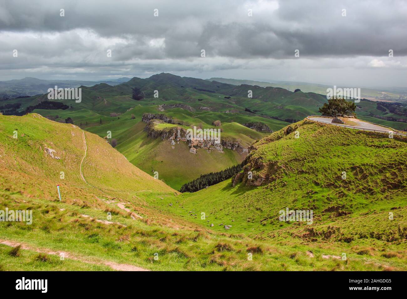 Vista su scenic valle verde da Te Mata picco in prossimità Hastings, Isola del nord, Nuova Zelanda Foto Stock
