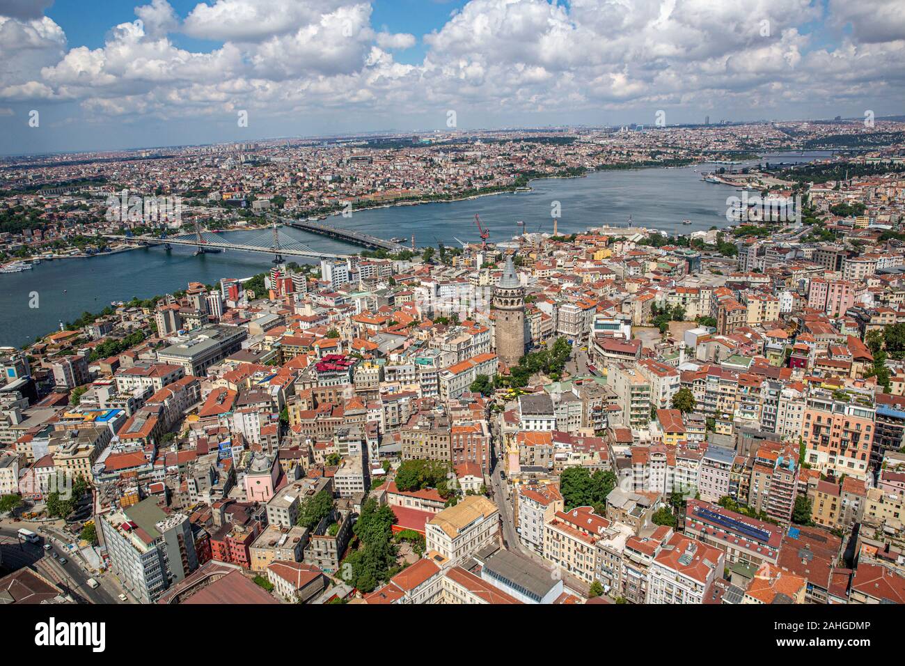 Istanbul, Turchia - Giugno 9, 2013; Istanbul paesaggio da elicottero. Vista di Galata, Karakoy Eminonu, Golden Horn dall elicottero. Le riprese dal Foto Stock