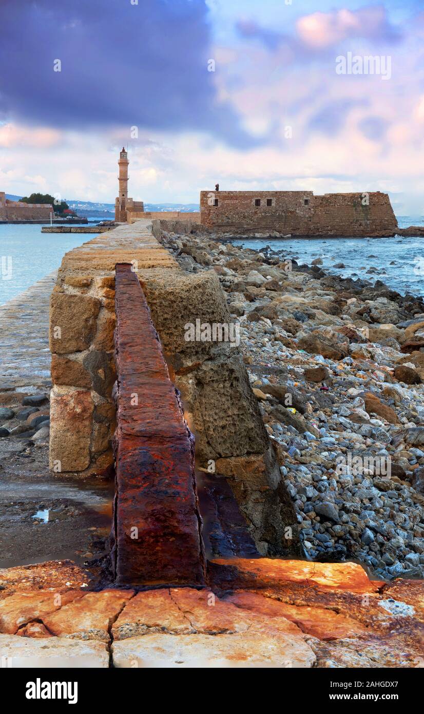 Panorama del bellissimo porto vecchio di Chania con il sorprendente lighthouse, moschea, cantieri navali veneziani, all'alba, Creta, Grecia. Foto Stock