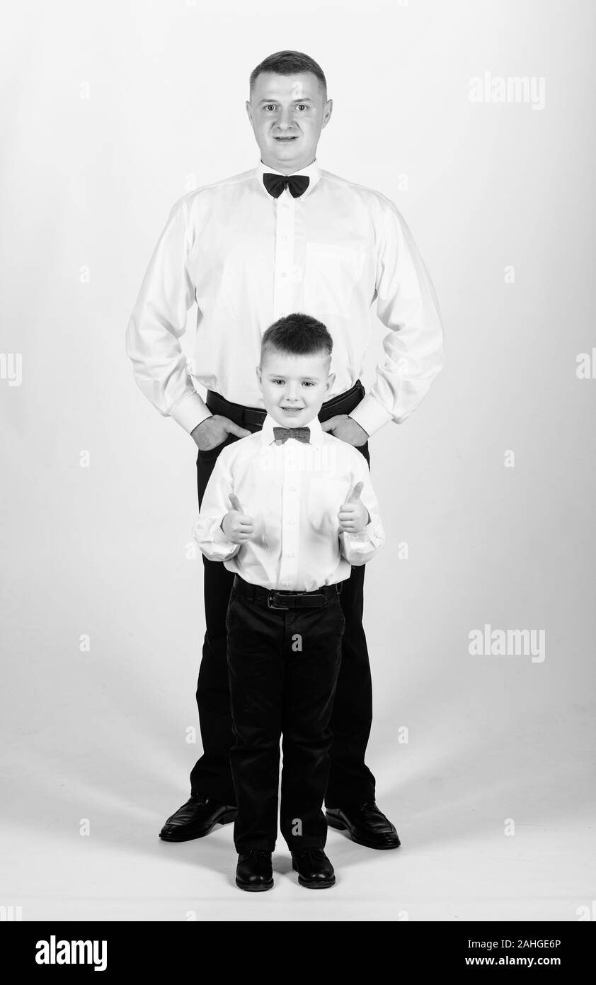 Team banditore. La fiducia e i valori di moda maschile. ragazzino con papà imprenditore. Il giorno della famiglia. Il padre ed il figlio in abito formale. bambino felice con il padre. business meeting partito. tuxedo stile. banditore Foto Stock