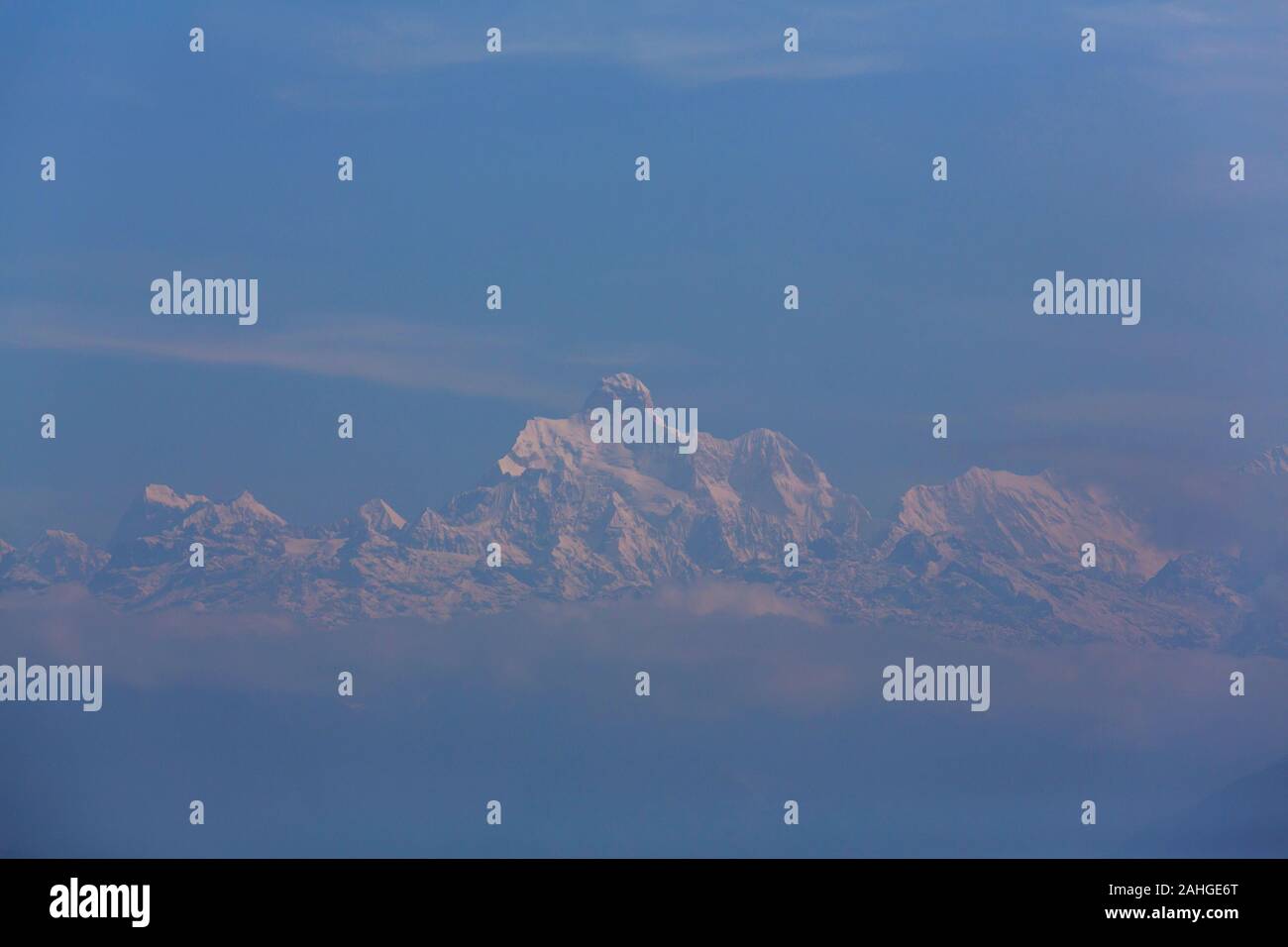 Vista panoramica del picco di Kangchendzonga al tramonto, Himalaya, Nepal. Foto Stock