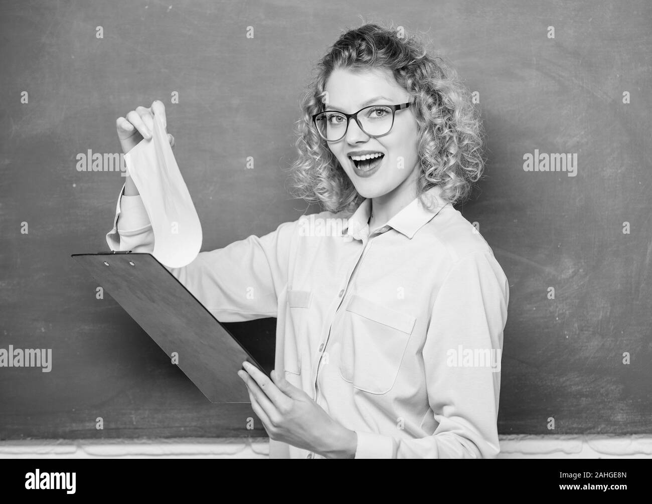 Leggere impressionando riprendere. Il tutor compiti di controllo. Donna smart lady tenere documenti tablet. Leggere il profilo personale. Saggio di stima dei richiedenti. Progetto scuola. Insegnante di letteratura leggere composizione. Foto Stock