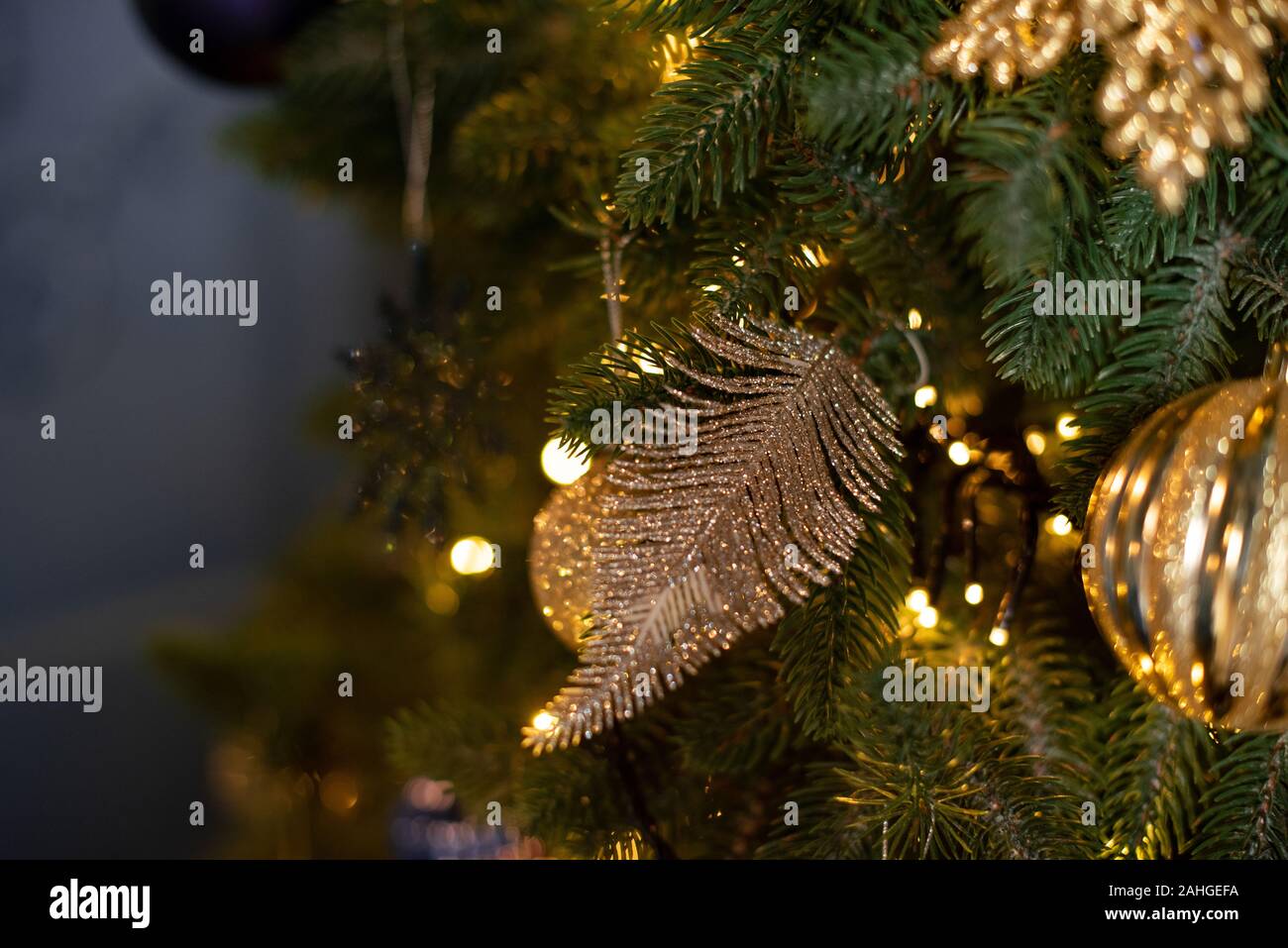 Grazioso piccolo dettaglio per la decorazione di albero di Natale. Piccola foglia  oro. Holiday wallpaper Foto stock - Alamy