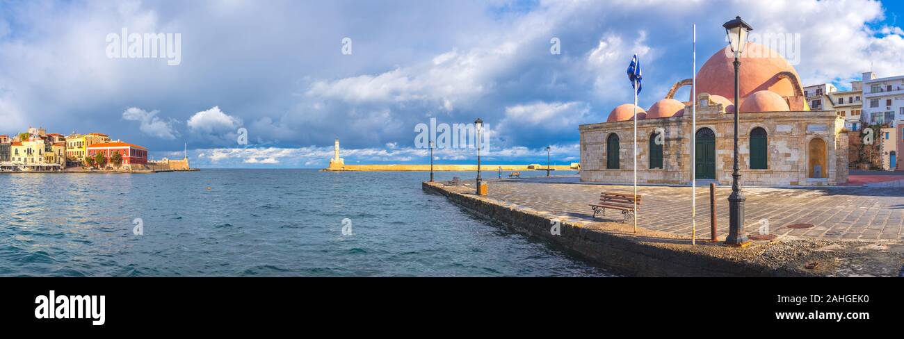 Panorama del bellissimo porto vecchio di Chania con il sorprendente lighthouse, moschea, cantieri navali veneziani, all'alba, Creta, Grecia. Foto Stock