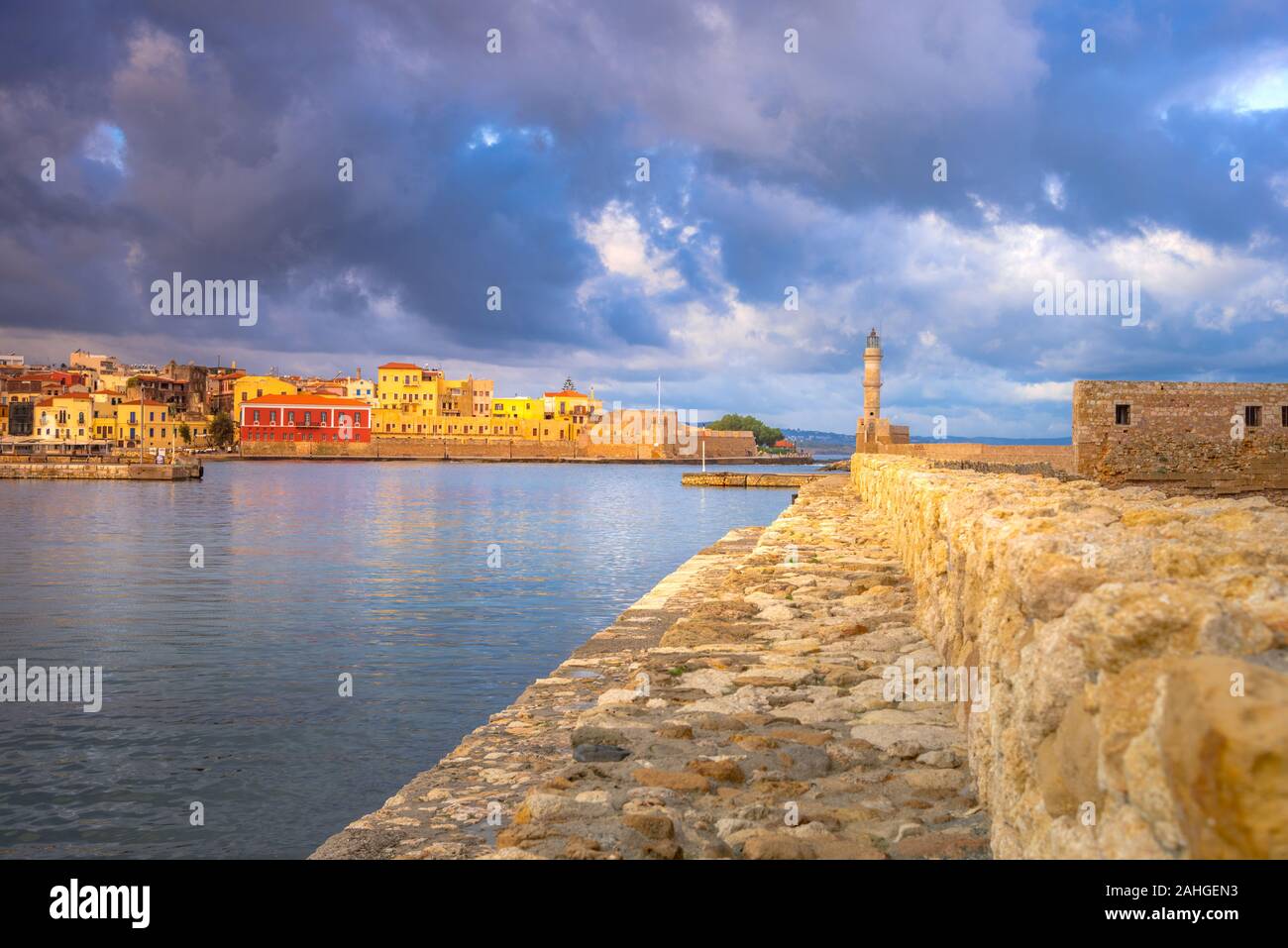Panorama del bellissimo porto vecchio di Chania con il sorprendente lighthouse, moschea, cantieri navali veneziani, all'alba, Creta, Grecia. Foto Stock