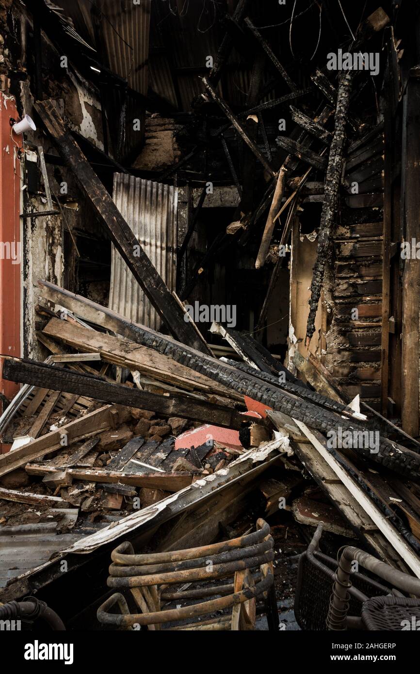 Edificio bruciato con travi di legno distrutto. Responsabilità assicurativa, disastri, concetti di danni Foto Stock