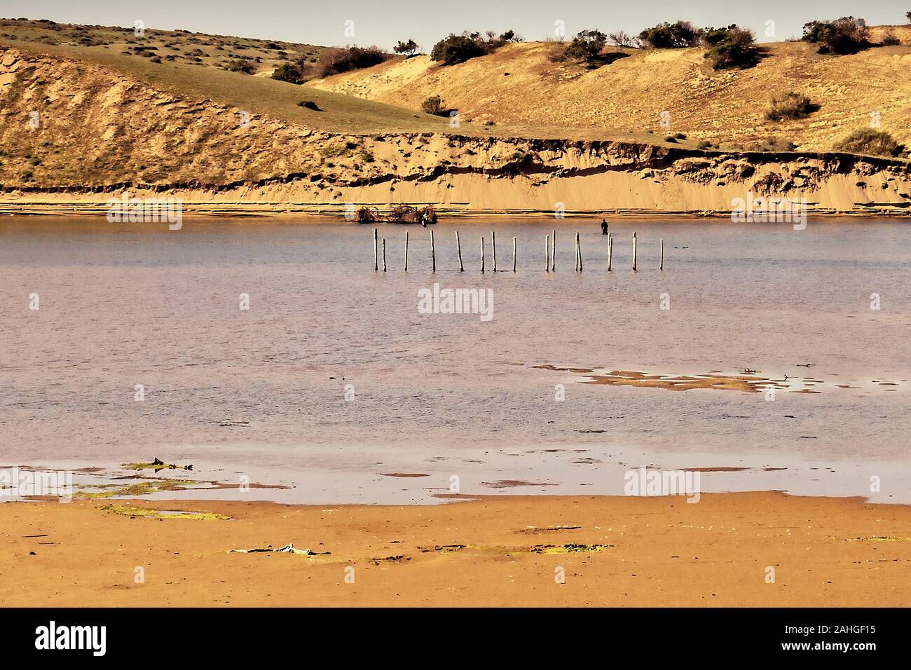 Bocca del oued massa nell'Atlantico, nationalpark sud massa in Marocco. I pescatori per la cattura di pesce con reti Foto Stock