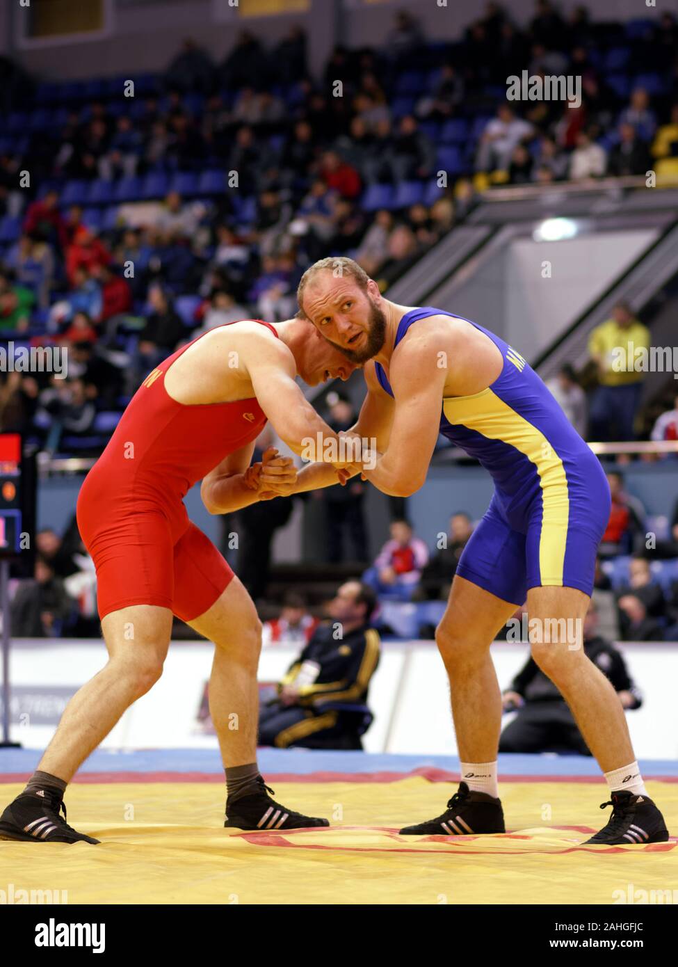 Kiev, Ucraina - 16 Febbraio 2013: Lotta tra lottatori non identificato durante il XIX International freestyle wrestling e femmina torneo di wrestling Foto Stock