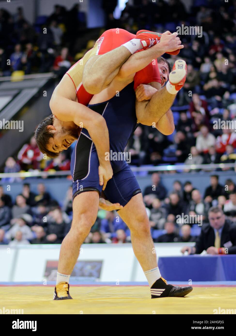 Kiev, Ucraina - 16 Febbraio 2013: Lotta tra lottatori non identificato durante il XIX International freestyle wrestling e femmina torneo di wrestling Foto Stock