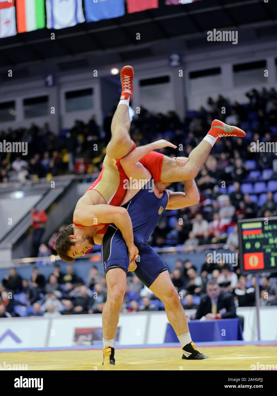 Kiev, Ucraina - 16 Febbraio 2013: Lotta tra lottatori non identificato durante il XIX International freestyle wrestling e femmina torneo di wrestling Foto Stock