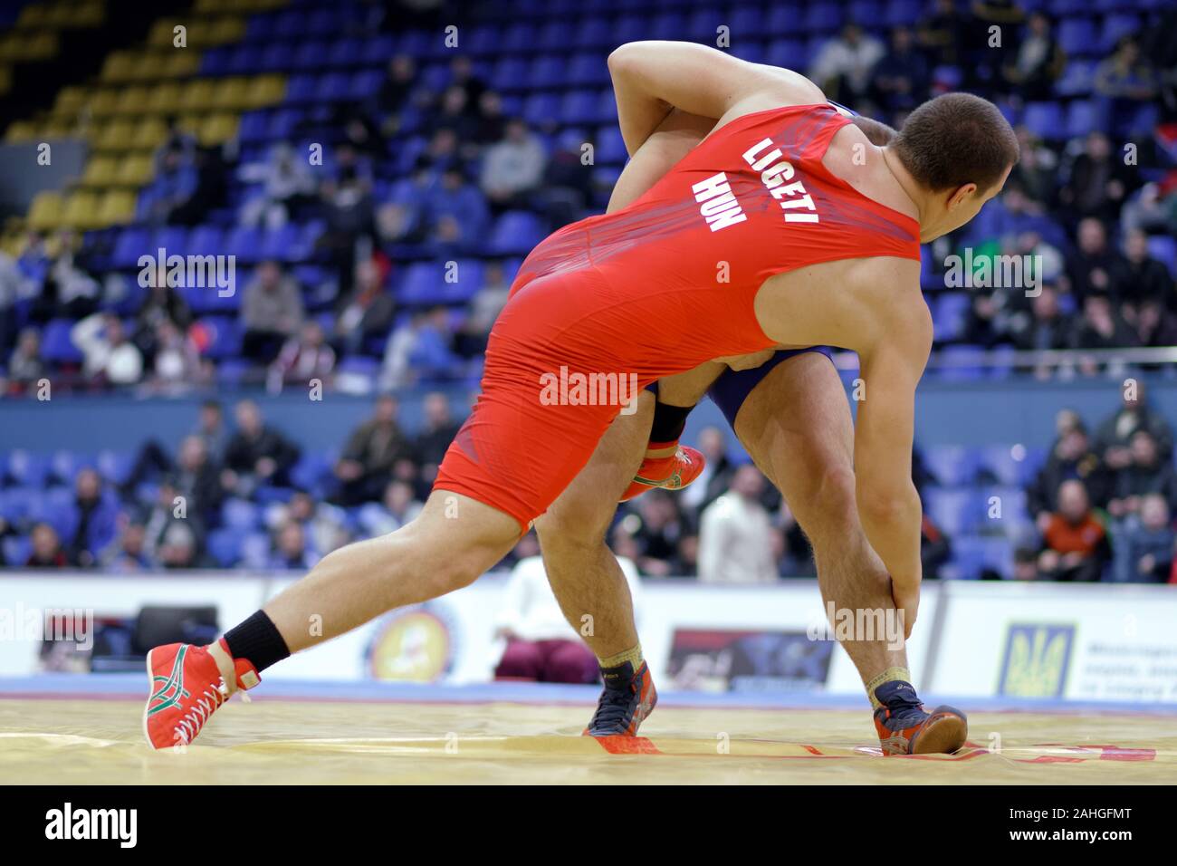 Kiev, Ucraina - 16 Febbraio 2013: Lotta Oleksandr Khotsianivskyi, Ucraina, blu vs Daniel Ligeti, Ungheria durante il XIX International freestyle wrestling e femmina torneo di wrestling Foto Stock