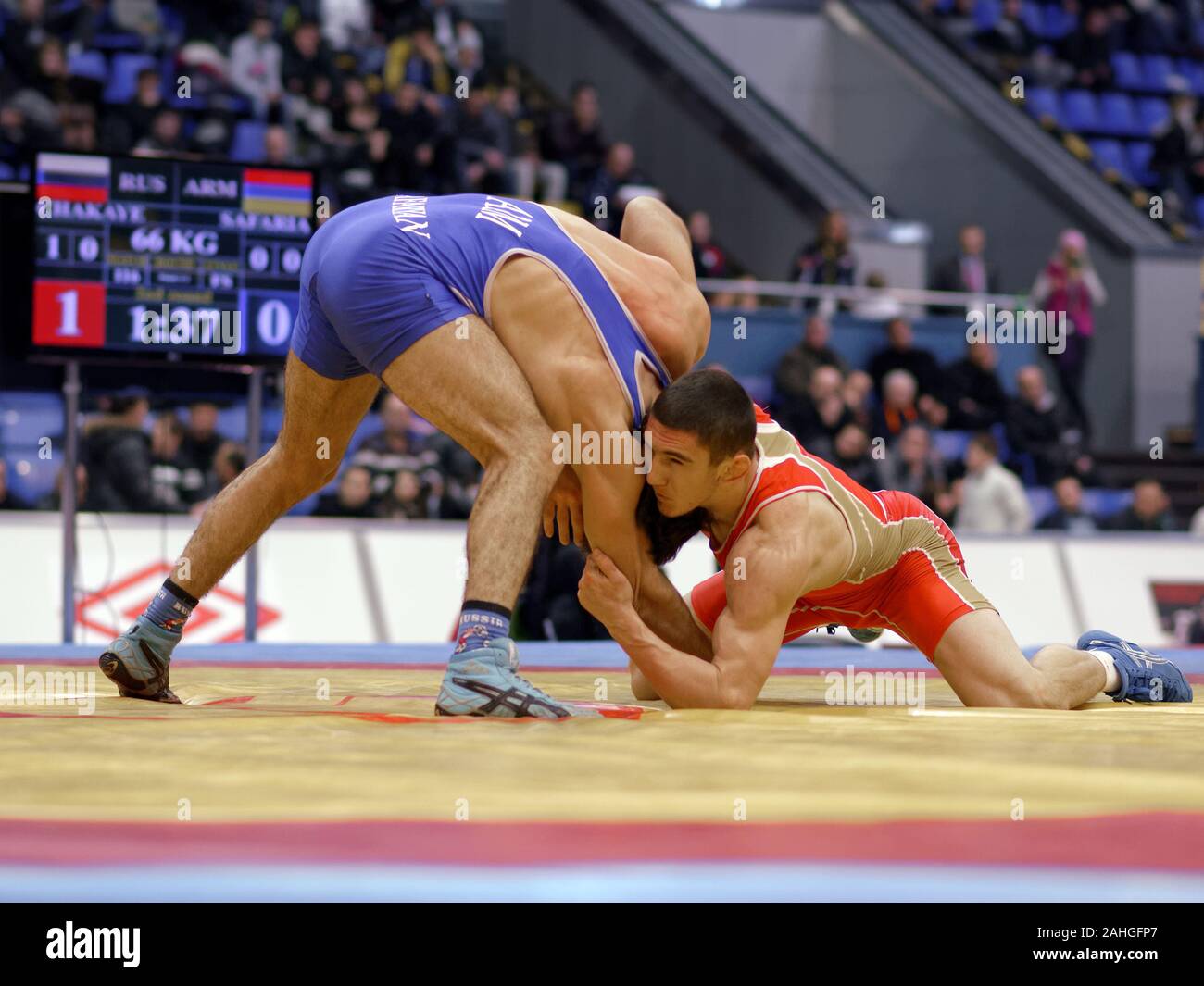 Kiev, Ucraina - 16 Febbraio 2013: Lotta Akhmed Chakayev, Russia, rosso vs Devid Safarian, Armenia durante il XIX International freestyle wrestling e femmina torneo di wrestling Foto Stock