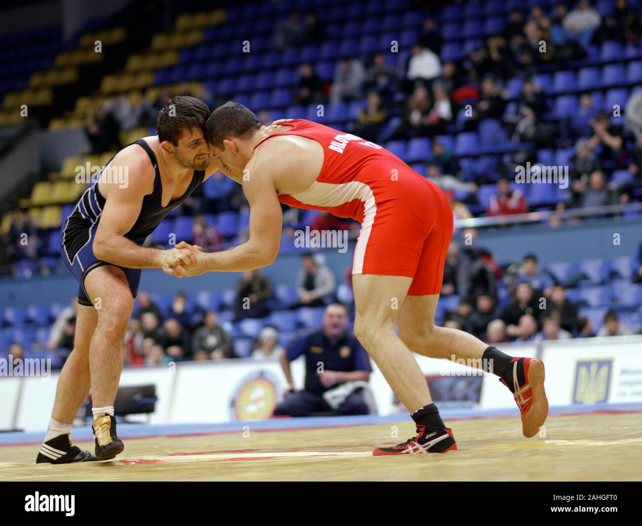 Kiev, Ucraina - 16 Febbraio 2013: Lotta Oleg Bilotserkivskyi, Ucraina, rosso vs Ibragim Aldatov, Ucraina durante il XIX International freestyle wrestling e femmina torneo di wrestling Foto Stock