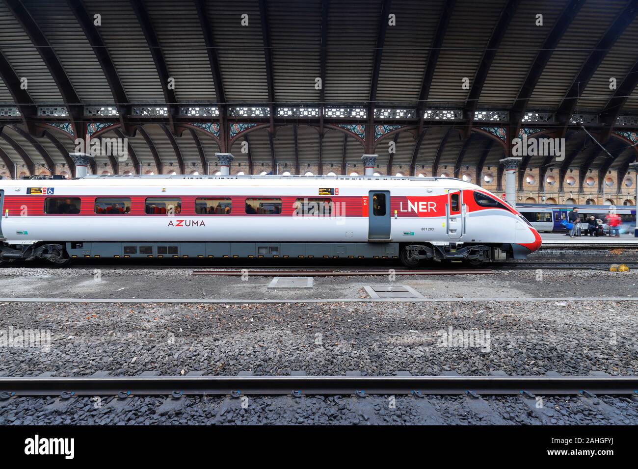 Una classe di rampa 801 ad alta velocità ferroviaria Azuma, azionato da LNER sulla East Coast Main Line che esegue servizi a Londra Foto Stock