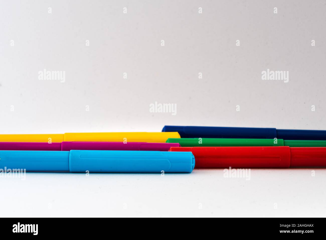 Set di base multicolore di punta in feltro penne su sfondo bianco Foto Stock