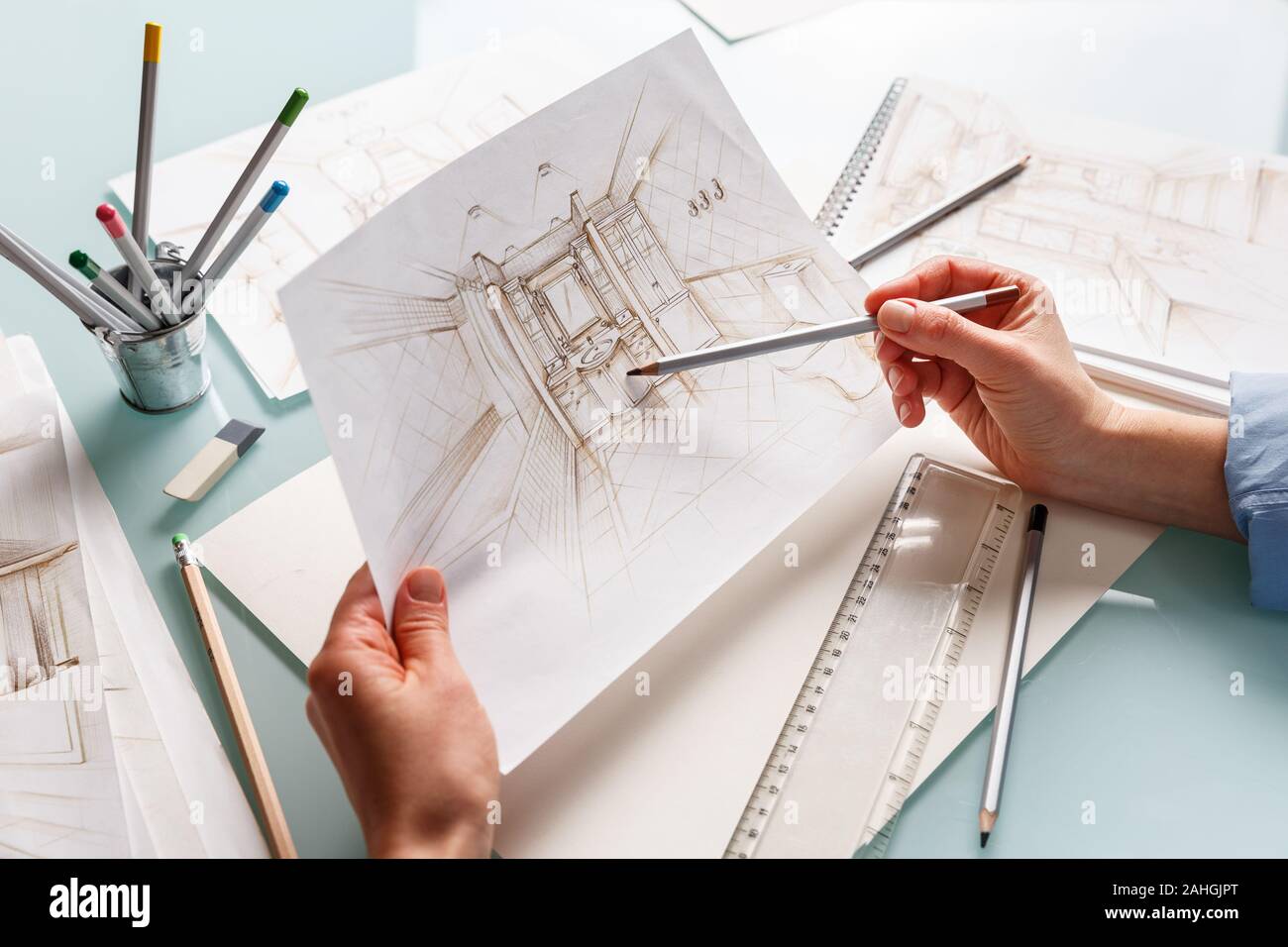 Interior designer azienda del disegno a mano schizzo a matita di un bagno.  Progetti di interior design concept Foto stock - Alamy