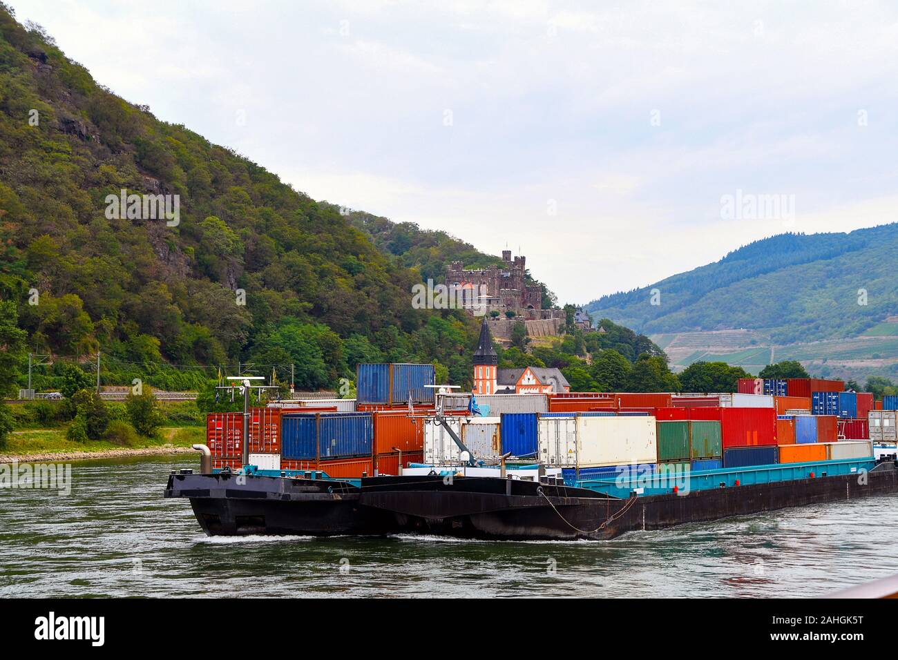 Colorato i contenitori di spedizione trasportata dalla nave da carico sul fiume Reno in Germania Foto Stock