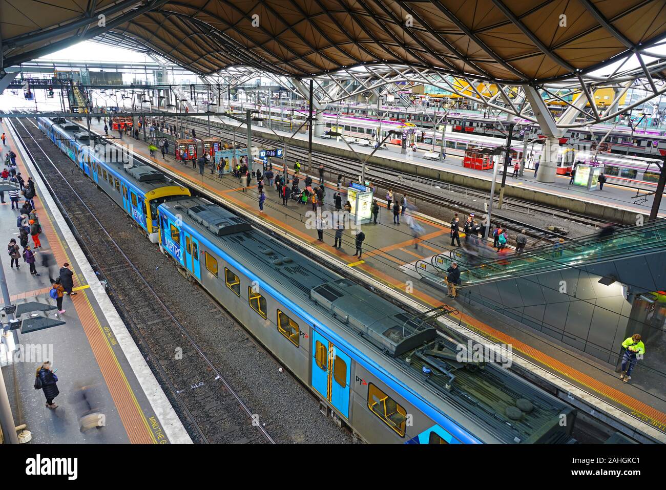 MELBOURNE, Australia -16 LUG 2019- Vista di treni a Croce del Sud stazione ferroviaria, una grande stazione ferroviaria che serve la zona di Melbourne nel Dockl Foto Stock