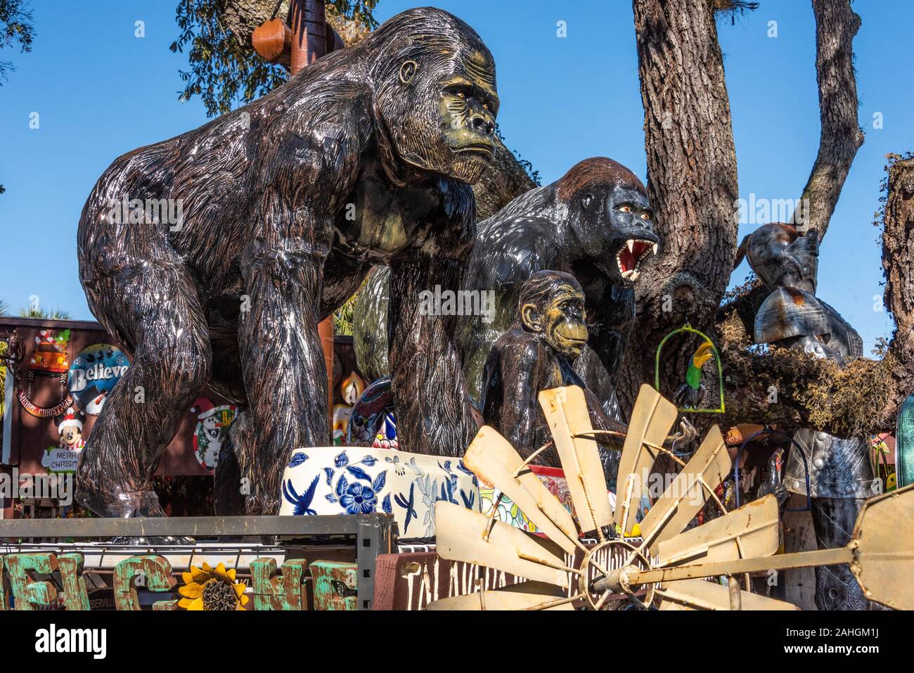 In alluminio pressofuso gorilla a Barberville cantiere stradale arte Emporium in Pierson, Florida. (USA) Foto Stock