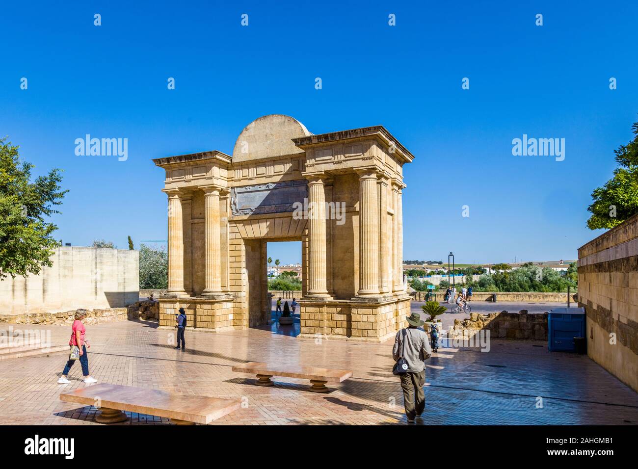 Puerta del Puente o Gate Bridge a Cordoba, Andalusia, Spagna Foto Stock