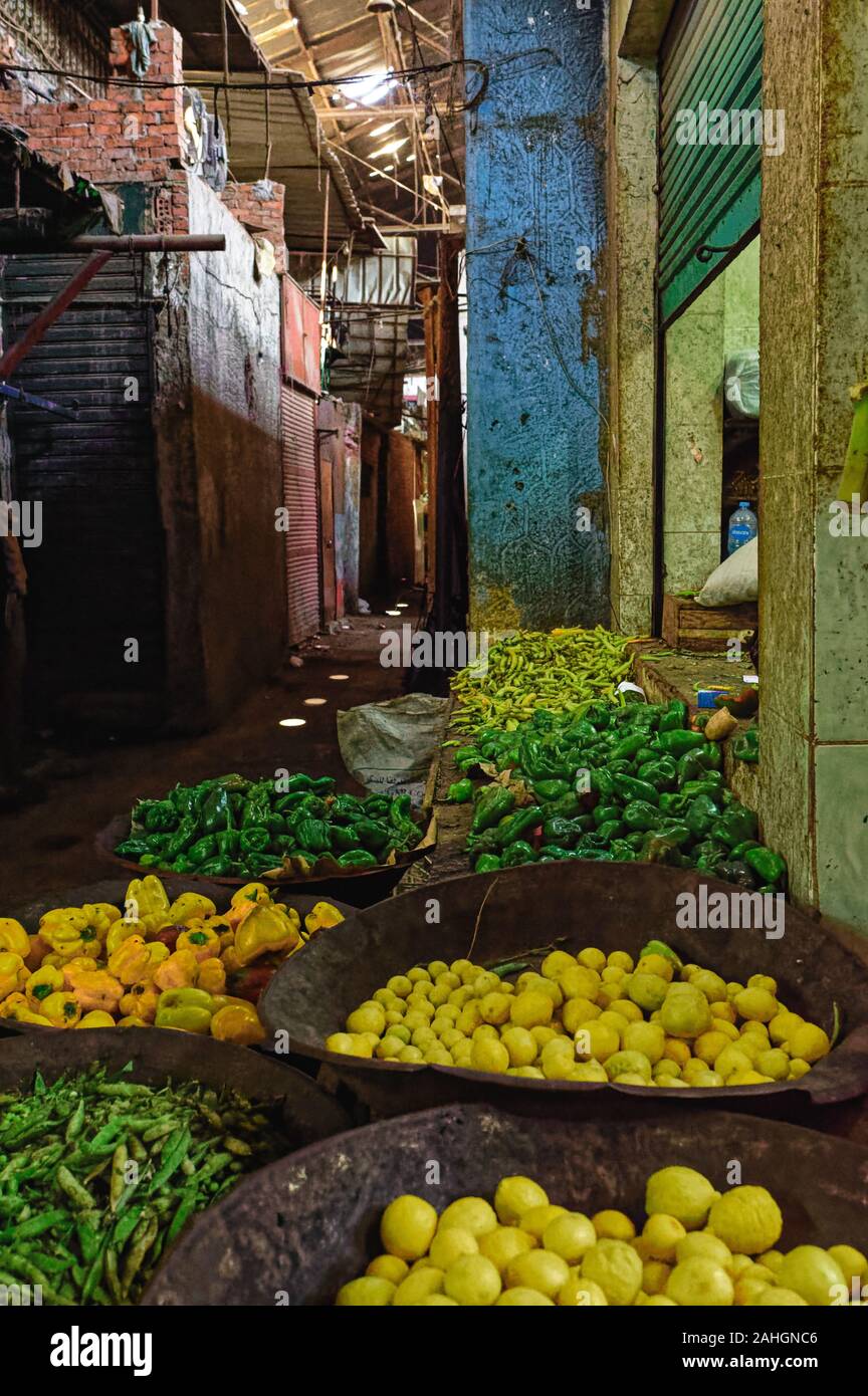 Frutta e verdura in vendita a rundown Souq Bab El Louk nel centro cittadino del Cairo Foto Stock