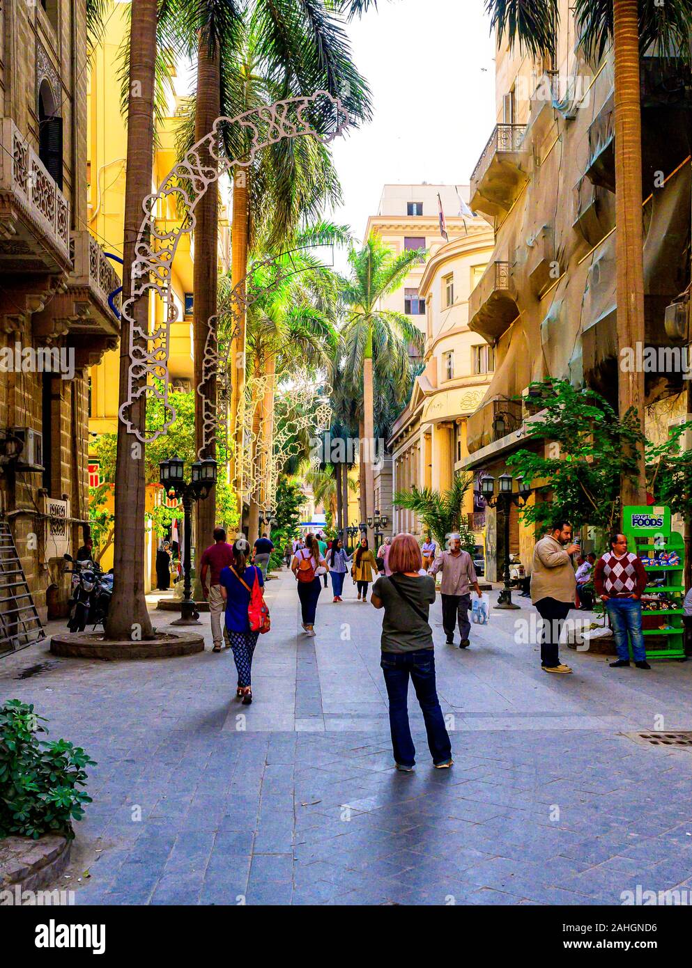 Passeggiate nel centro cittadino del Cairo lungo Al-Sherifein street, che offre una miscela di neo-classica, barocco e rococò e art nouveau stili architettonici. Foto Stock