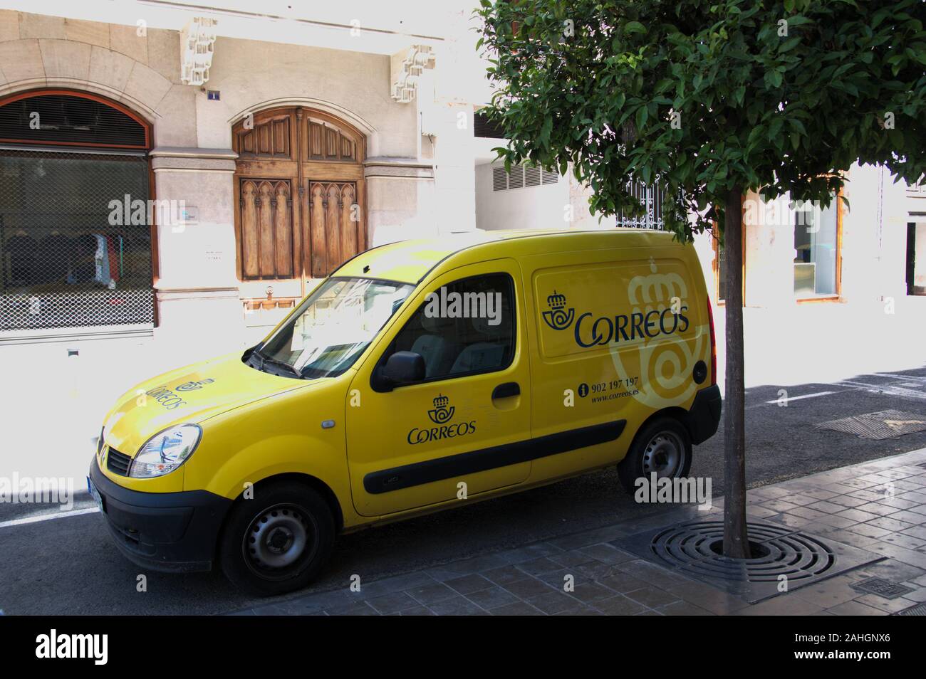Maggio, 2019. Valencia, Spagna. Una consegna giallo van della società Correos dedicato all' invio di lettere e pacchi Foto Stock