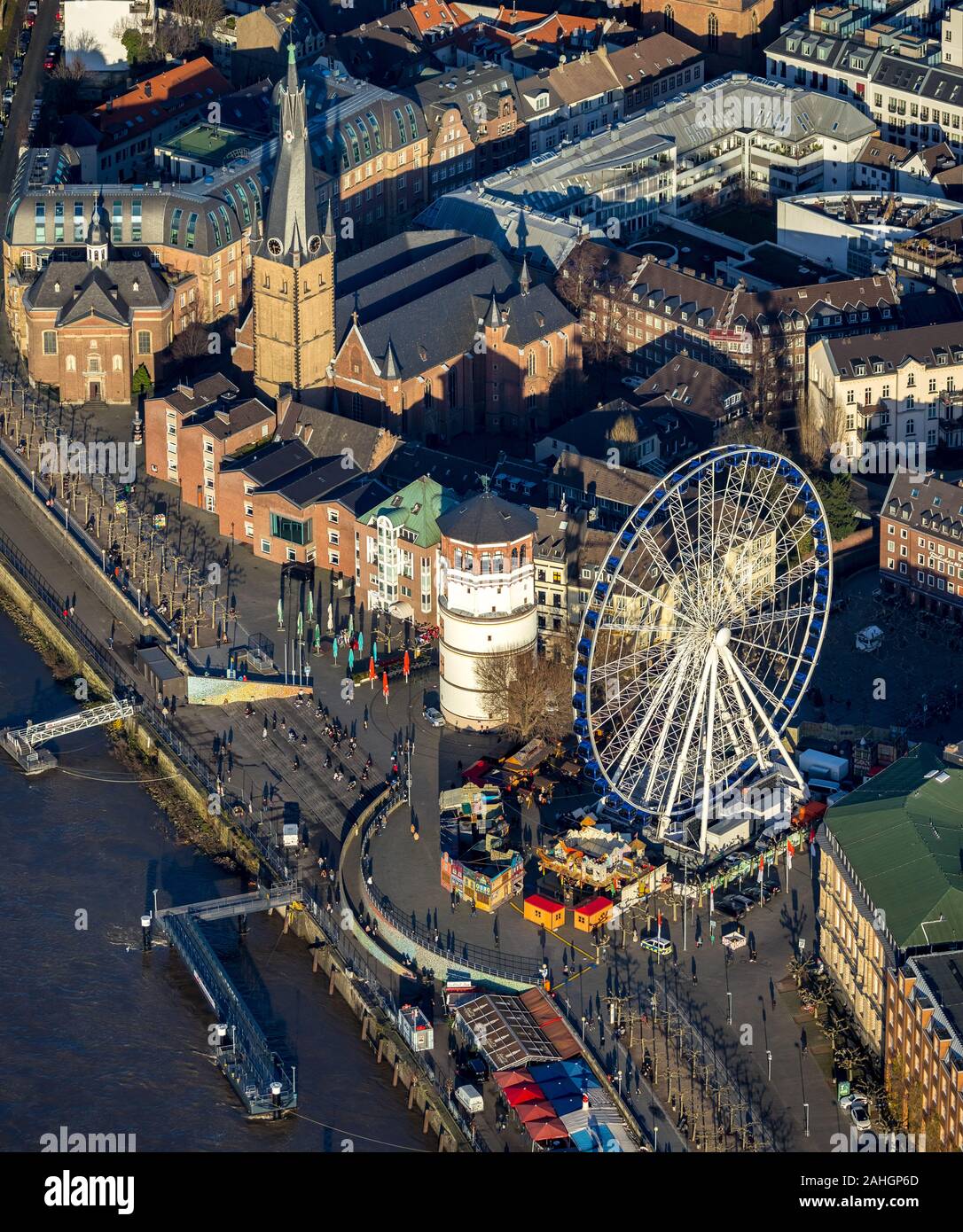 Vista aerea, il centro storico e la passeggiata sul lungofiume del Reno, torre di castello, Burgplatz, chiesa cattolica basilica St. Lambertus, ruota panoramica Ferris con il mercatino di Natale, Düssel Foto Stock