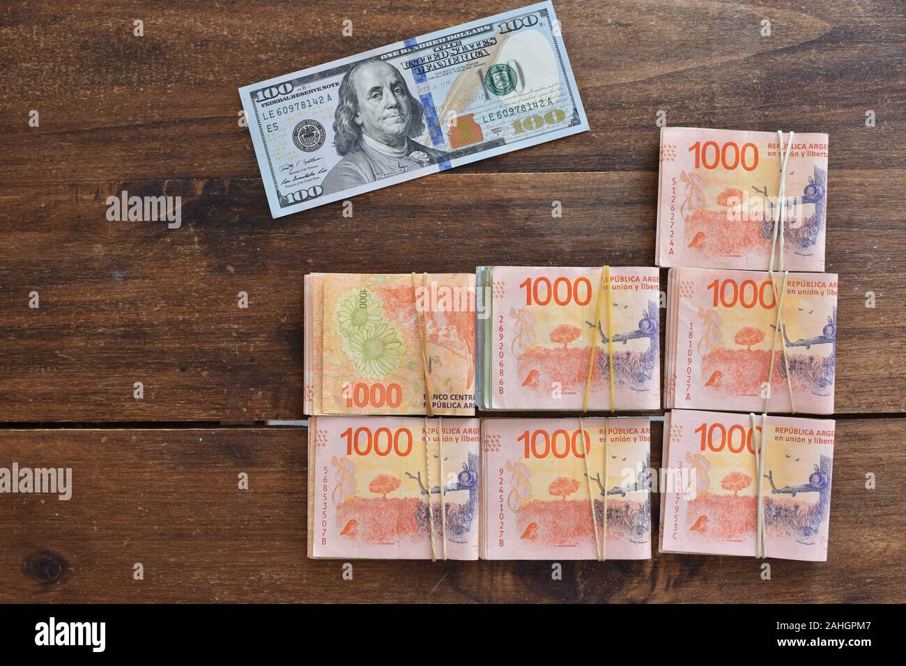 100 dollari con peso argentino bollette, simbolico per denaro tasso di cambio Foto Stock