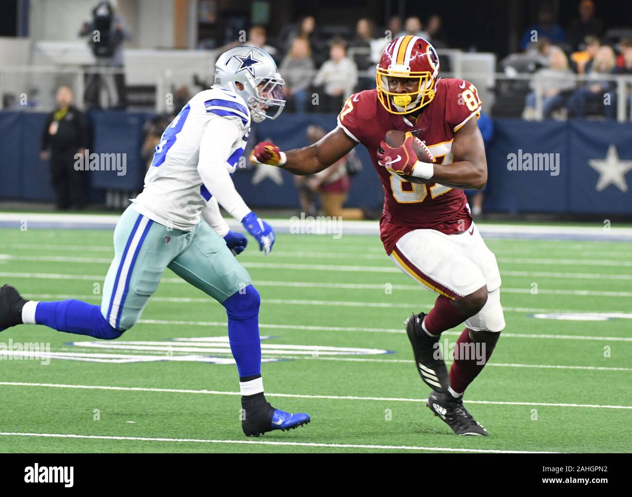 Arlington, Stati Uniti. 29 Dic, 2019. Washington Redskins stretto fine Jeremy cospargete (87) a bracci rigidi Dallas Cowboys Jeff Heath durante il loro gioco di NFL di AT&T Stadium di Arlington, Texas, domenica 29 dicembre, 2019. Foto di Ian Halperin/UPI Credito: UPI/Alamy Live News Foto Stock