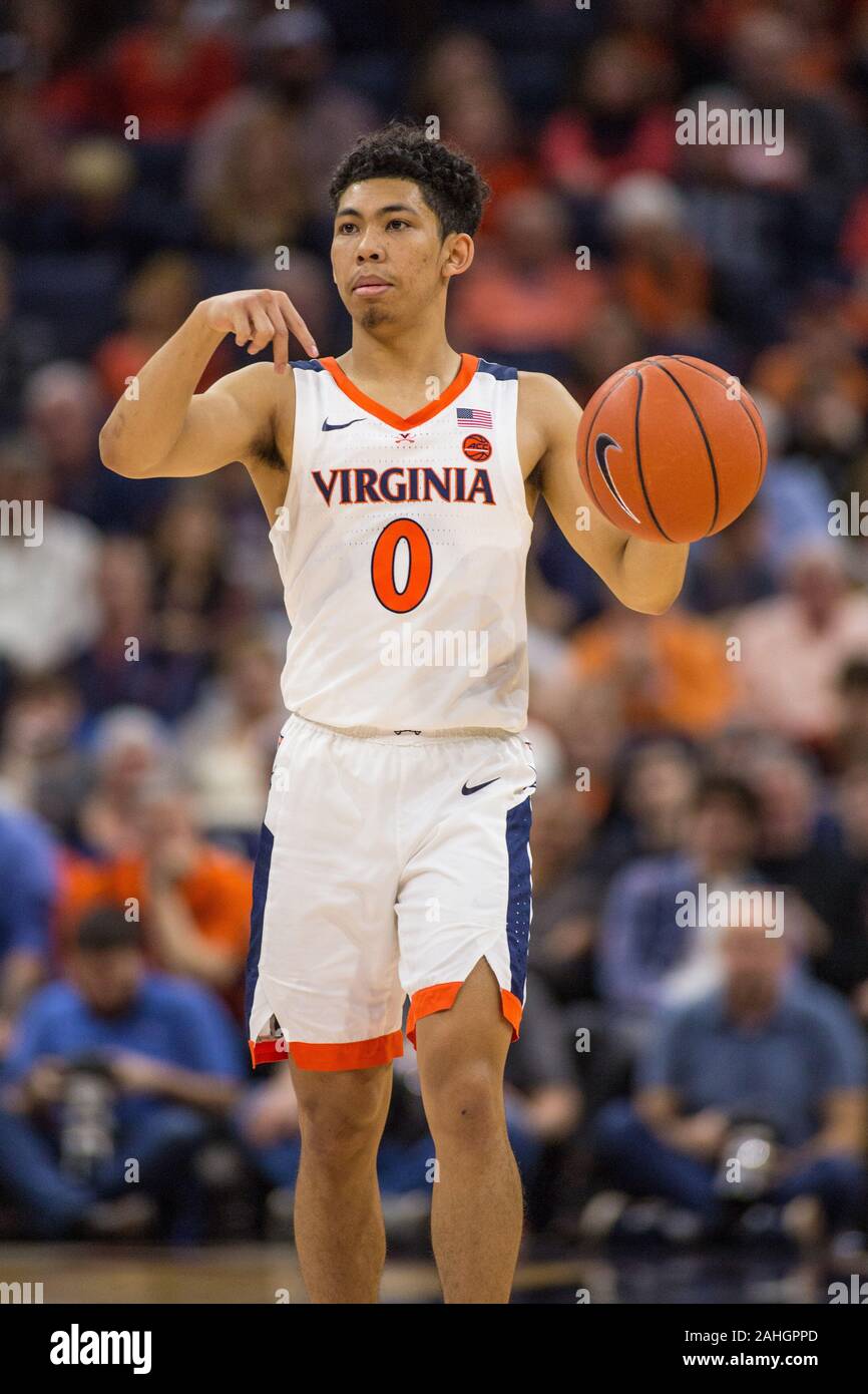 Dicembre 29, 2019: Virginia Cavaliers guard Kihei Clark (0) chiama un gioco offensivo nel corso di pallacanestro del NCAA di azione tra la Marina aspiranti guardiamarina e Virginia Cavaliers presso la John Paul Jones Arena Charlottesville, VA. Jonathan Huff/CSM. Foto Stock