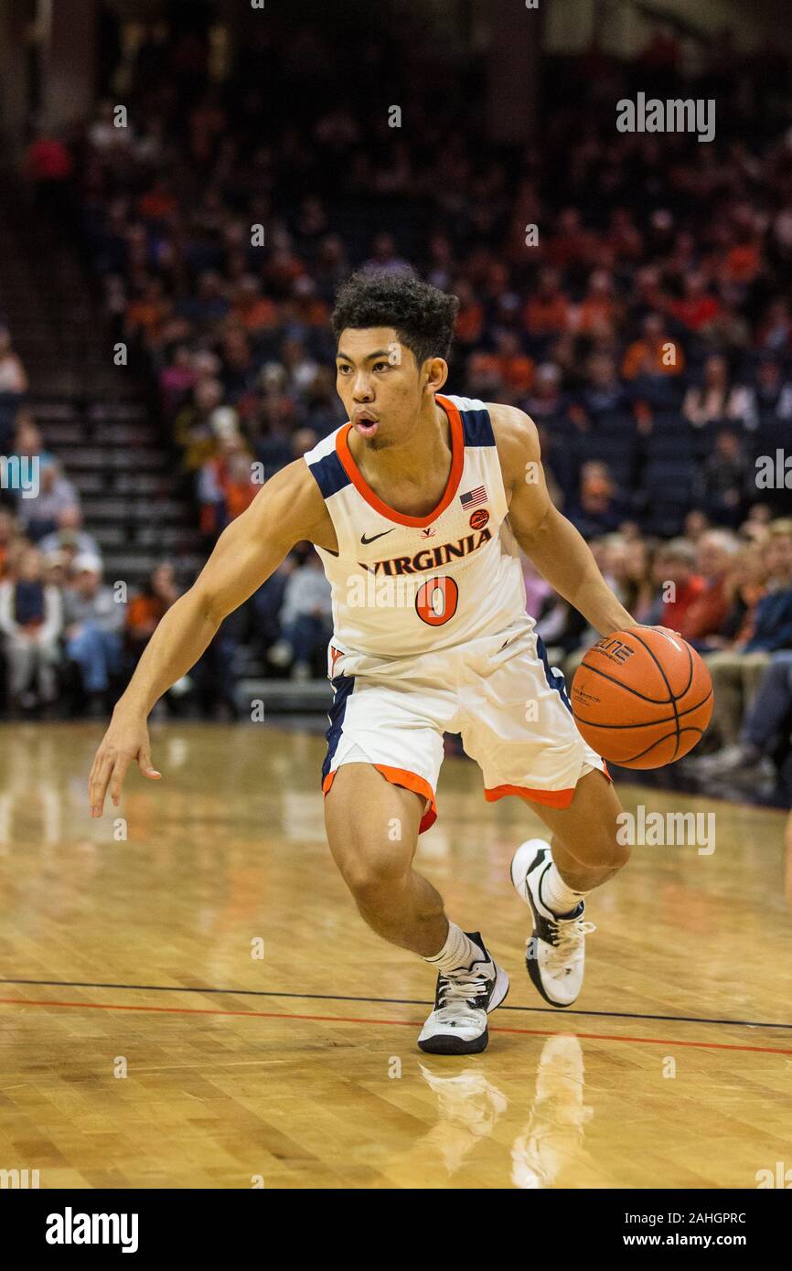 Dicembre 29, 2019: Virginia Cavaliers guard Kihei Clark (0) trascina in corsia durante il NCAA basketball azione tra la Marina aspiranti guardiamarina e Virginia Cavaliers presso la John Paul Jones Arena Charlottesville, VA. Jonathan Huff/CSM. Foto Stock