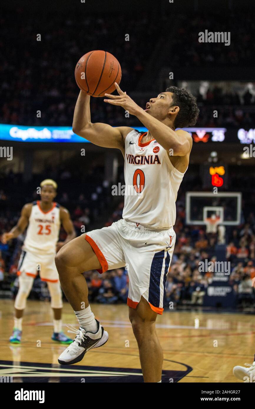 Dicembre 29, 2019: Virginia Cavaliers guard Kihei Clark (0) va per un layup durante il NCAA basketball azione tra la Marina aspiranti guardiamarina e Virginia Cavaliers presso la John Paul Jones Arena Charlottesville, VA. Jonathan Huff/CSM. Foto Stock