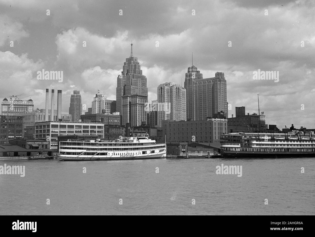 Vista di Detroit, girato dal ponte della SS nord america, probabilmente 1942. Foto Stock