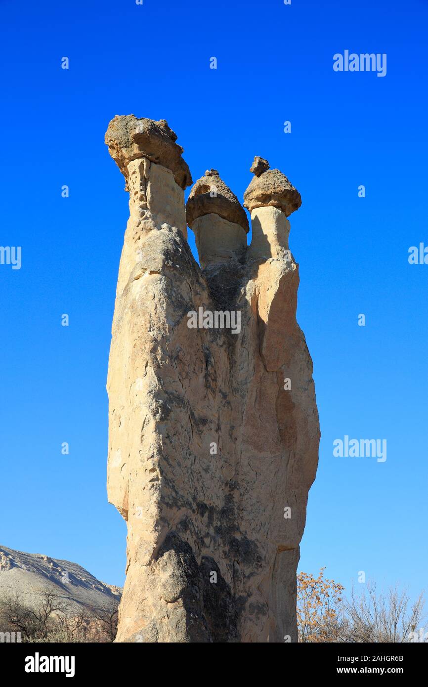 La magnifica valle di Cappadocia con la sua struttura rocciosa formata da tufi vulcanici. Nevsehir, Turchia Foto Stock