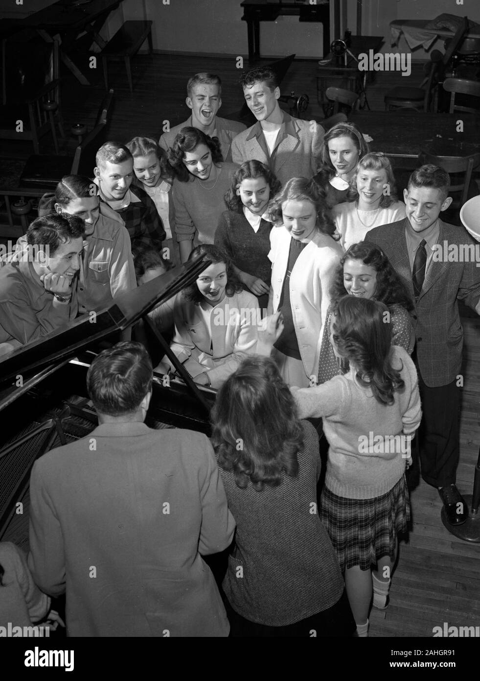 Studenti del college cantando ith Un giocatore pianoforte, 1945 Foto Stock