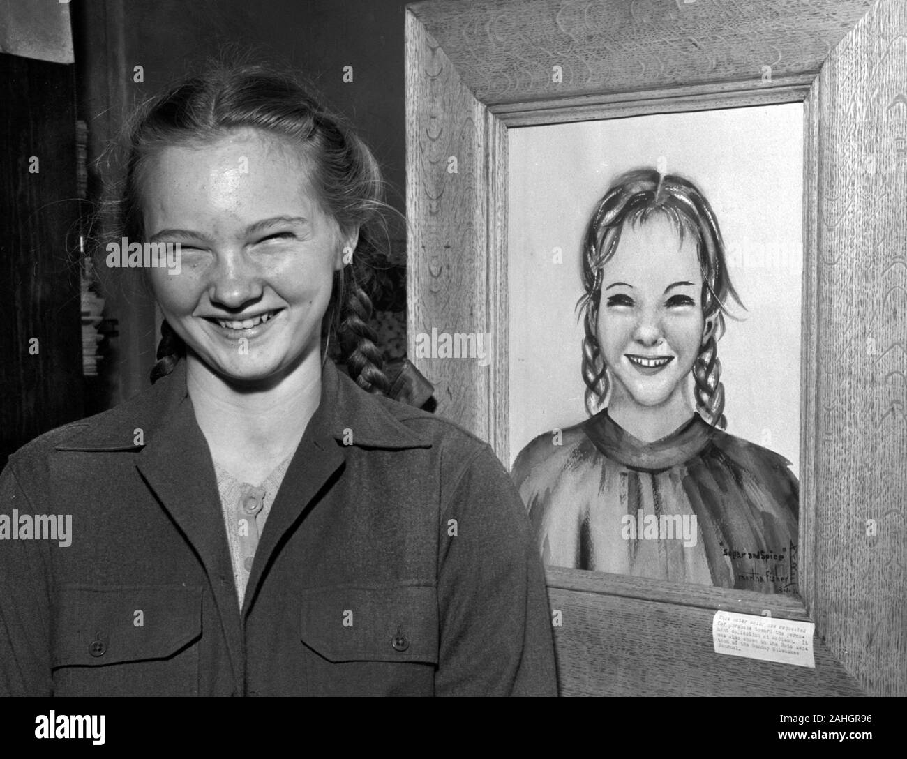 Una ragazza nel 1946 in posa con un ritratto di lei, da Martha Fisher. Il ritratto è stato inserito in un concorso artistico in Madison Wisconsin nel marzo 1946. Foto Stock