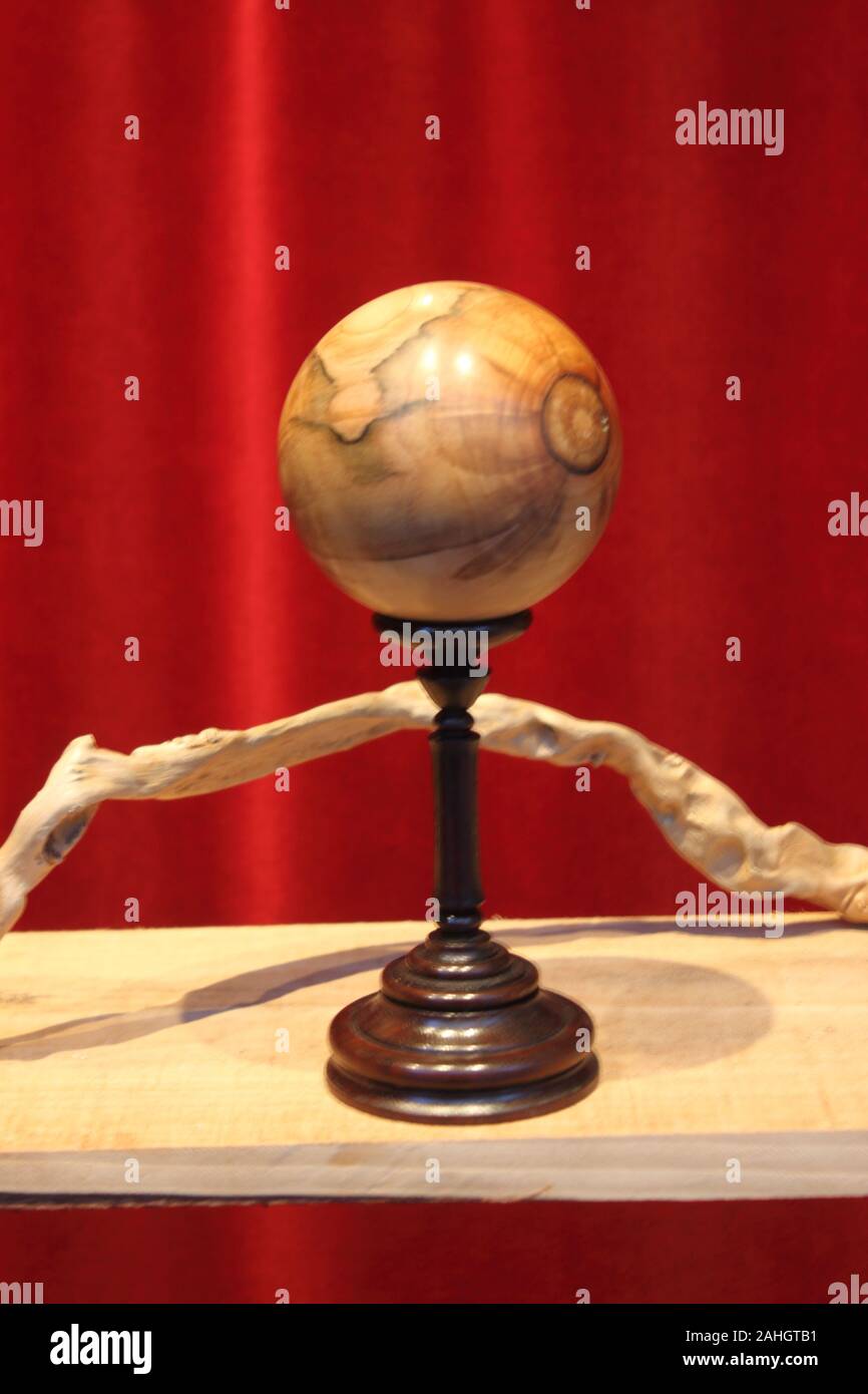Globo di legno ottenuta sul tornio, fatti a mano oggetti decorativi sul display in una vetrina Foto Stock