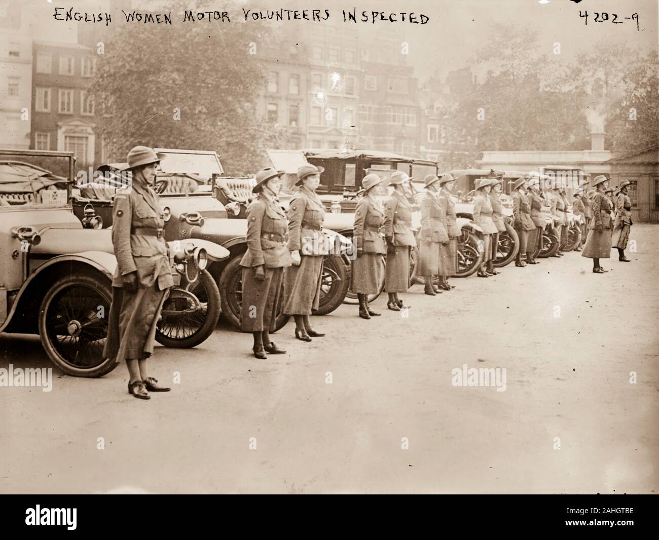 La prima guerra mondiale (WWI o WW1), noto anche come la prima guerra mondiale la Grande Guerra o la guerra per porre fine a tutte le guerre,[5] è stata una guerra globale originario in Europa che è durata dal 28 luglio 1914 al 11 novembre 1918. Più di 70 milioni di personale militare, compresi 60 milioni di europei sono stati mobilitati in uno dei più grandi guerre della storia.oltre nove milioni di combattenti e sette milioni di civili sono morti a causa della guerra (comprese le vittime di un certo numero di g ocides), un tasso di incidenti aggravato dai belligeranti' tecnologica e industriale di raffinatezza. Foto Stock