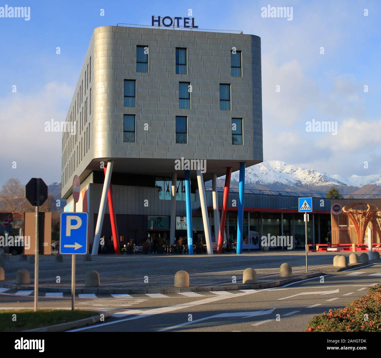 Hotel moderno con piastrelle in acciaio, Alpi Italiane paesaggio, costruito nel 2006 per Olimpiade invernale. È possibile vedere una riproduzione della Olympic torch in legno Foto Stock