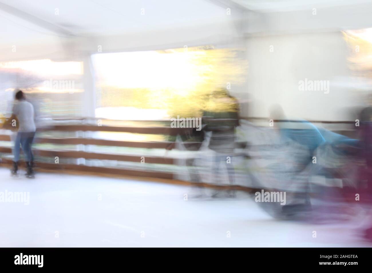 Una spensierata giornata al pattinaggio su ghiaccio park, Italiano inverno sotto le Alpi Foto Stock