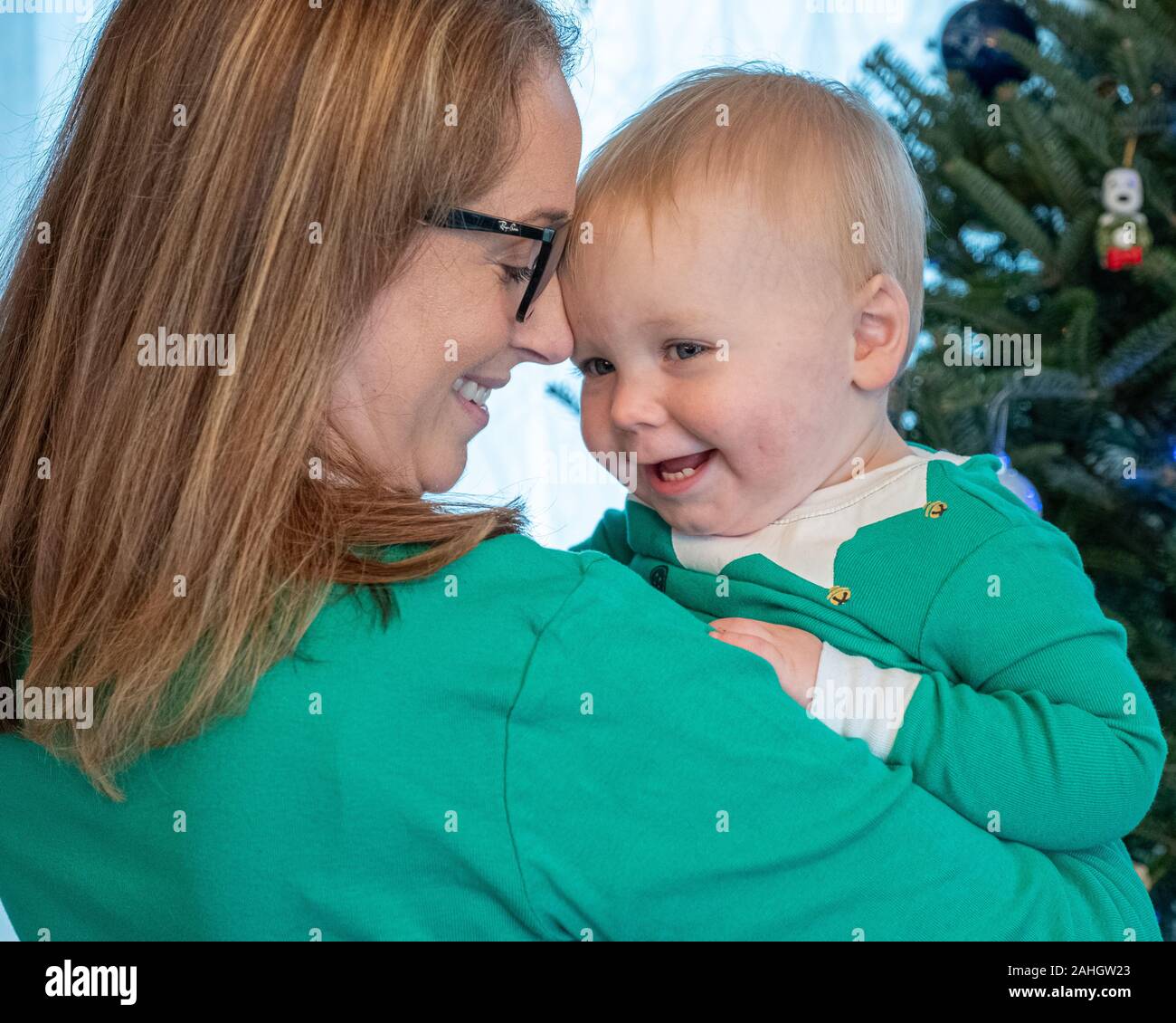 Una madre e suo figlio al tempo di Natale Foto Stock
