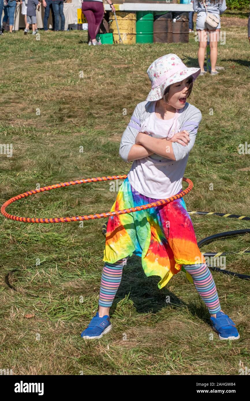 Giovane ragazza che gioca con un hula hoop Foto Stock