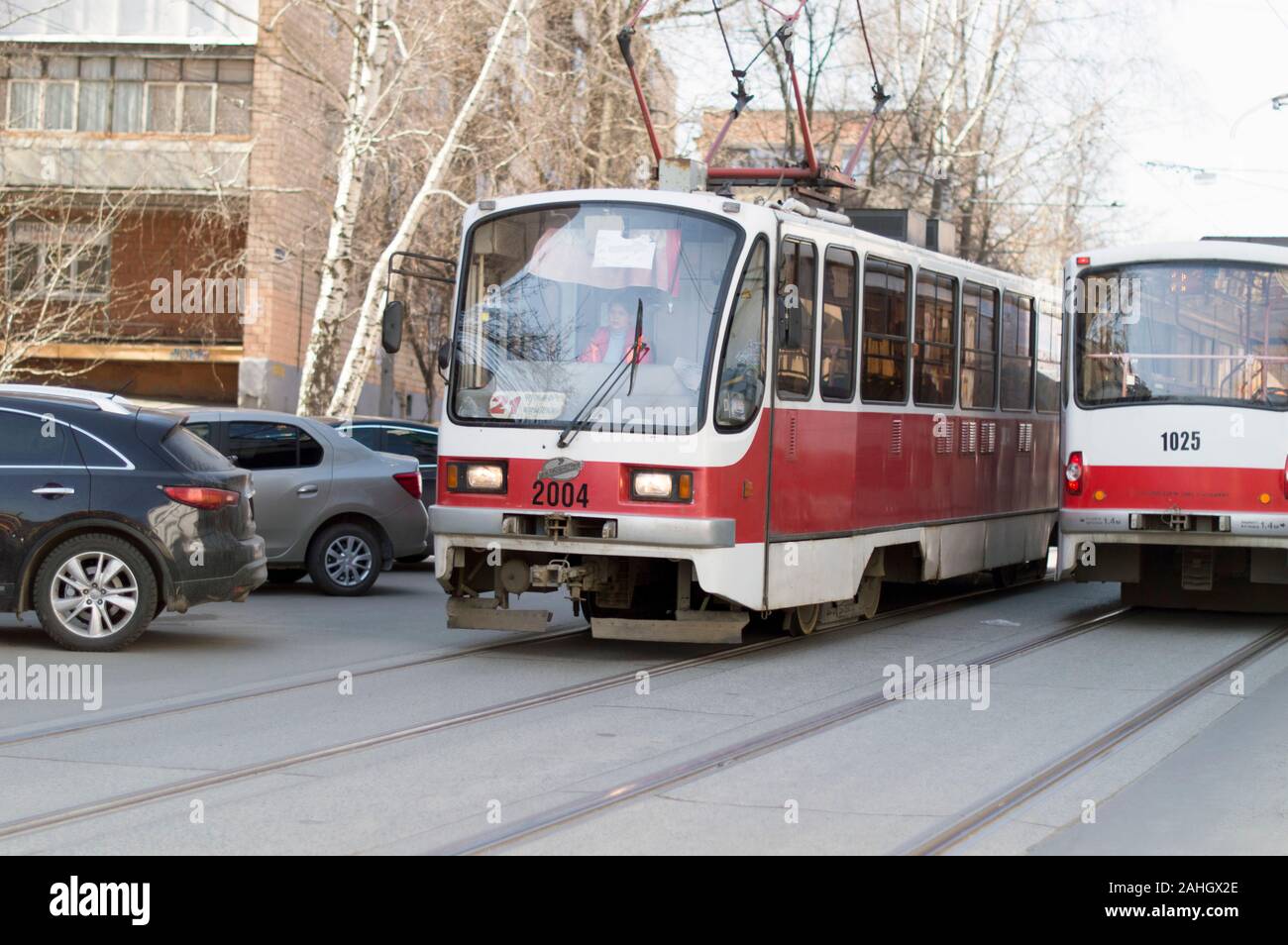 Tram della città. Nuovi modelli e vecchi, relict sulle rotte della città.Russia. Foto Stock