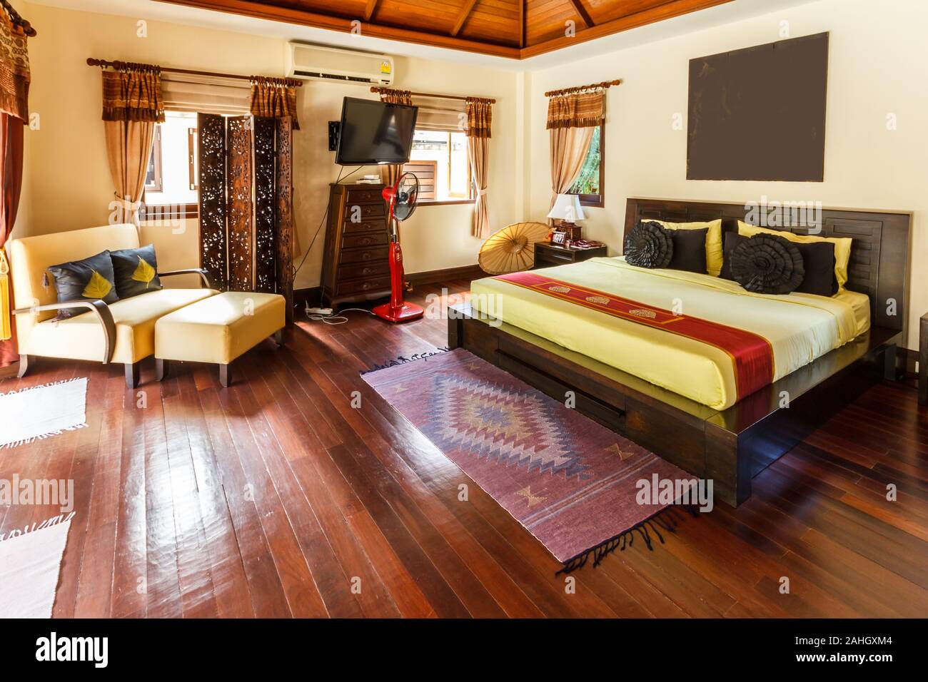 La camera da letto padronale in holiday villa in Phuket, Tailandia Foto Stock