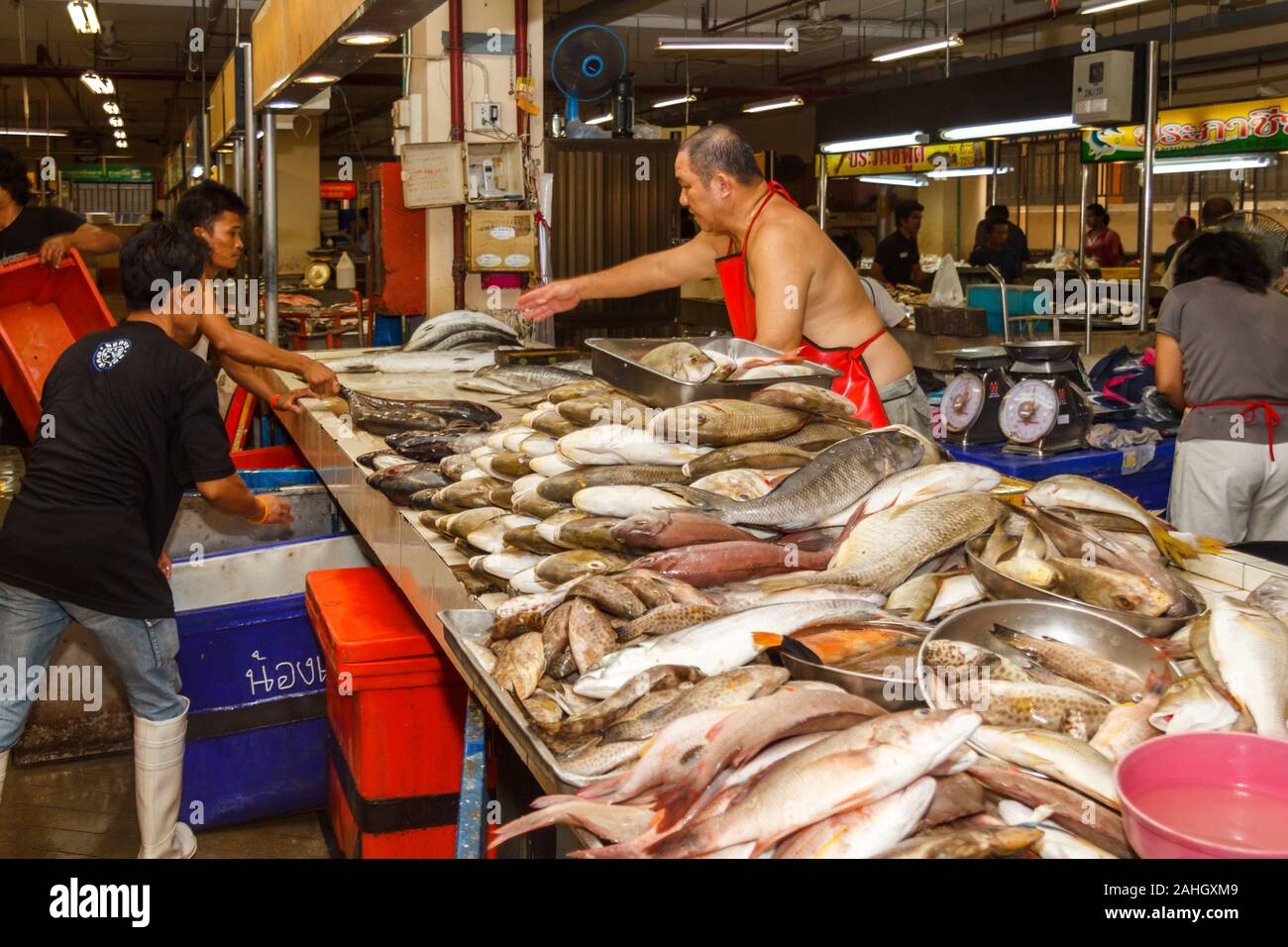 Phuket, Tailandia - 22 Febbraio 2013: Un pescivendoli in stallo il mercato principale. Il pesce è un importanti parte della dieta locale. Foto Stock