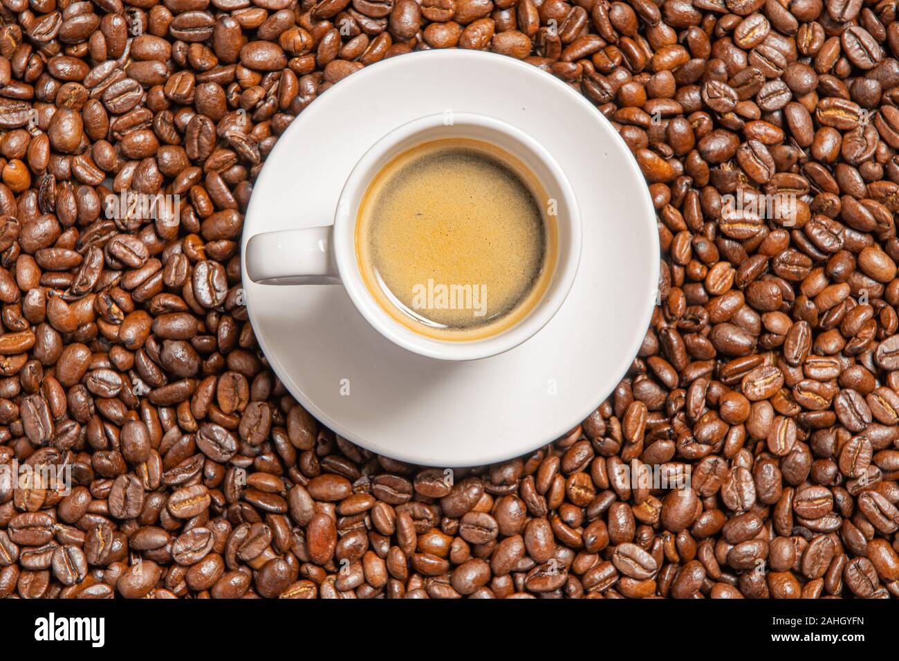Caffè napoletano . Tazza di hot nero caffè in chicchi di caffè tostati Foto Stock