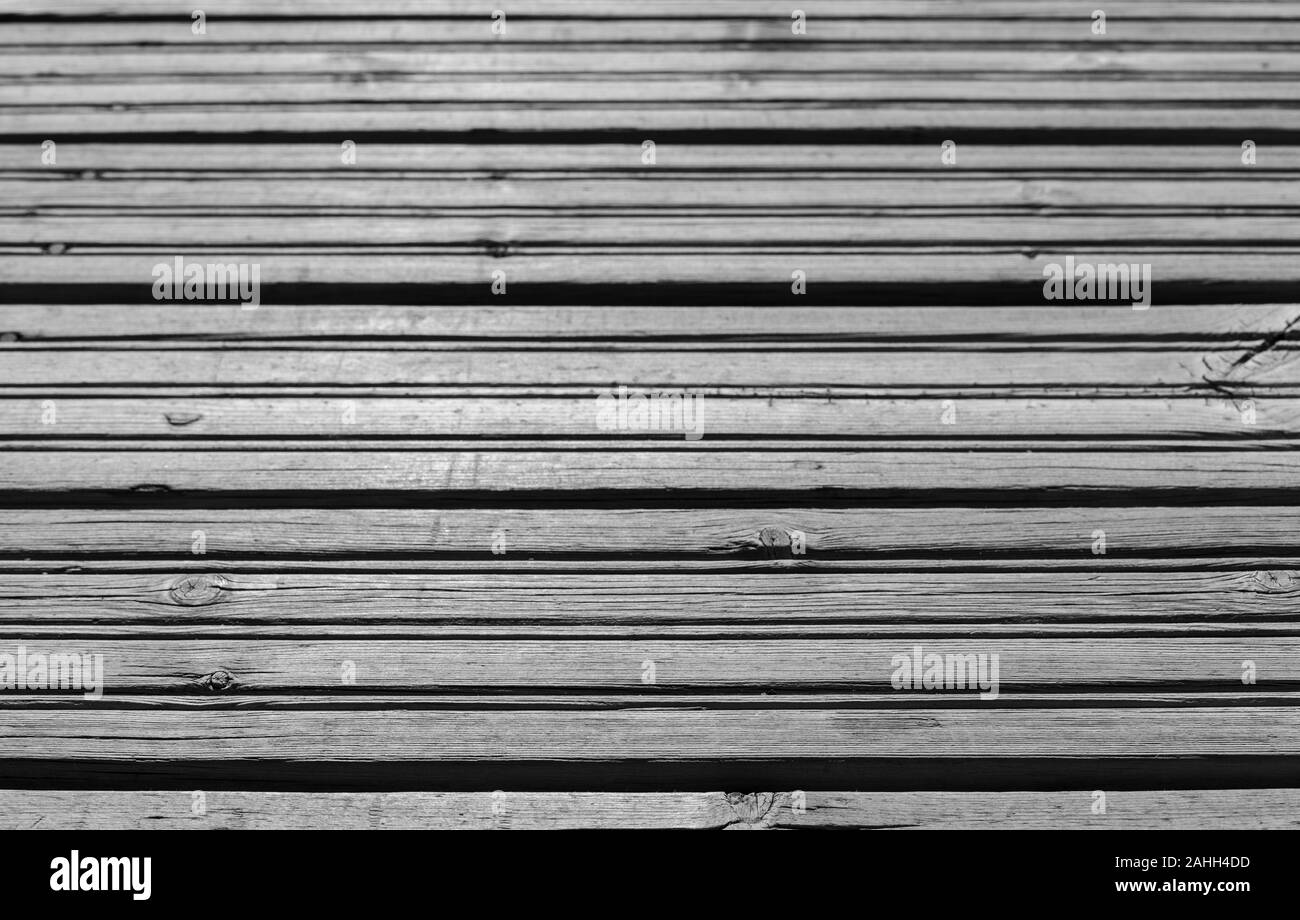In legno naturale pavimento realizzato di grezzo incolore schede di larice, in bianco e nero di pavimentazione foto di sfondo con il fuoco selettivo Foto Stock