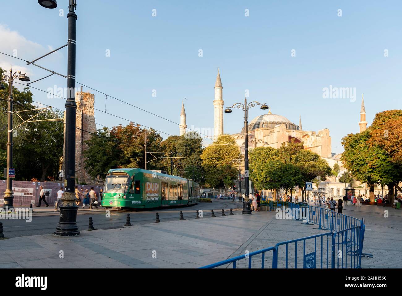Il tram che passa su Sultan Ahmed Street di fronte Hagia Sofia Museum Foto Stock